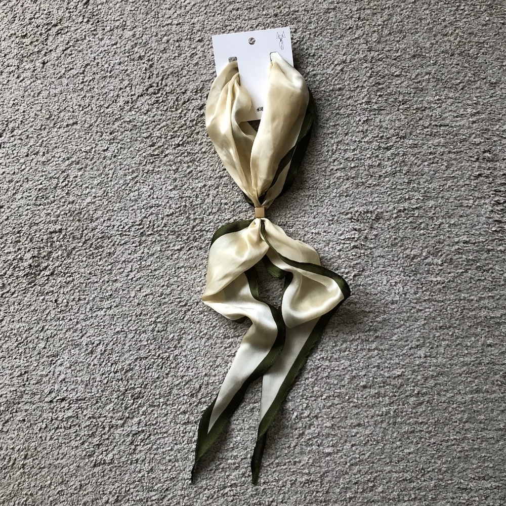 H&M Small Triangular Scarf .NWT. - Picture 4 of 5